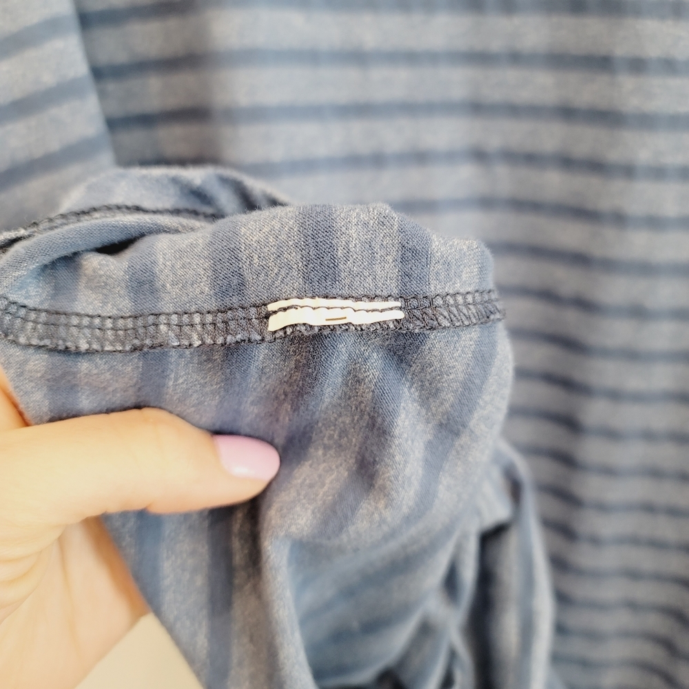 💕 LulaRoe Irma Tunic Top Blue & Gray Stripes Size XS - Picture 2 of 8